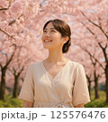 桜を見上げる女性 125576476