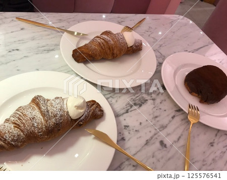 クロワッサンとカフェ風景 125576541