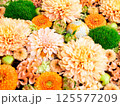 全面のオレンジの菊の花手水 125577209