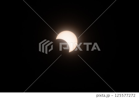 日食、欠けた太陽 125577272