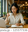 カフェで勉強する女性 125577336