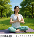 自然の中でヨガをする女性 125577337
