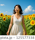 ひまわり畑を歩く女性 125577338