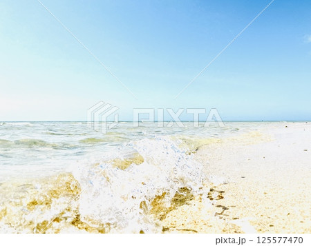 沖縄の美しい砂浜と透明な海 沖縄の美しい砂浜と透明な海 125577470