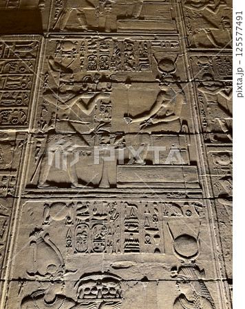 イシス神殿のレリーフとヒエログリフ、世界文化遺産 イシス神殿のレリーフとヒエログリフ、世界文化遺産 125577491