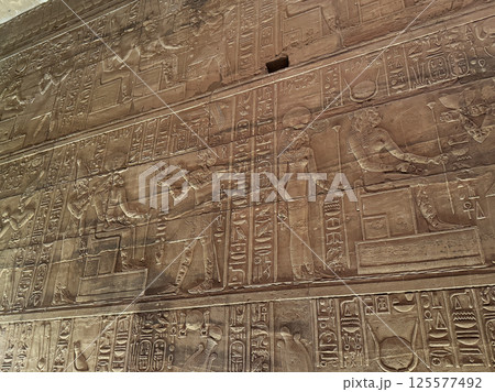 イシス神殿のレリーフとヒエログリフ、世界文化遺産 125577492