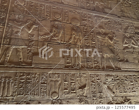 イシス神殿のレリーフとヒエログリフ、世界文化遺産 イシス神殿のレリーフとヒエログリフ、世界文化遺産 125577495