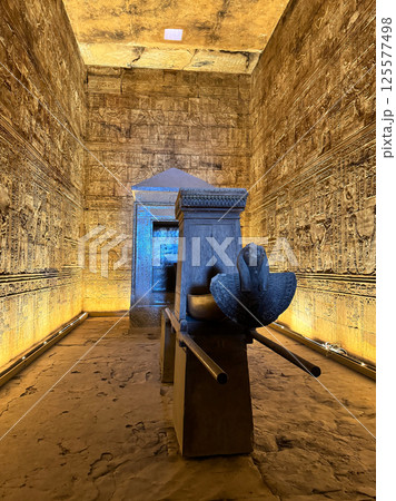 ホルス神殿の至聖所と神輿、デンデラ神殿複合体 ホルス神殿の至聖所と神輿、デンデラ神殿複合体 125577498