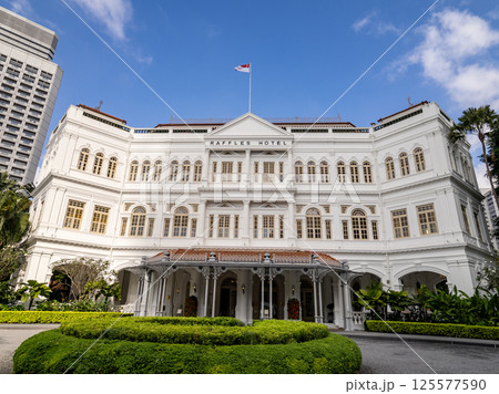 よく晴れた日のラッフルズホテルの外観 125577590