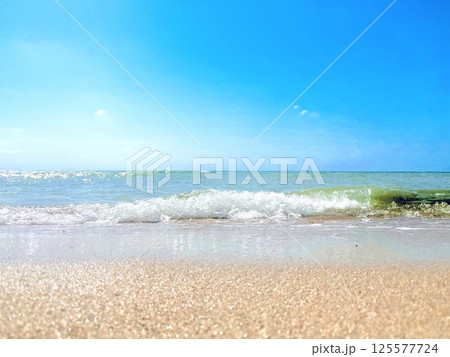 沖縄の美しい砂浜と透明な海 125577724