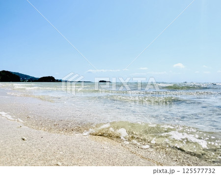 沖縄の美しい砂浜と透明な海 125577732
