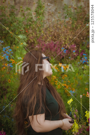 Woman sunglasses in the garden 125578044