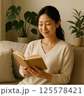 ソファで本を読む女性 125578421