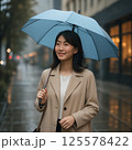雨の日に傘をさして歩く女性 125578422