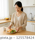 キッチンで朝食を準備する女性 125578424