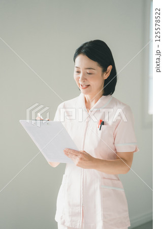 50代看護師 125578522