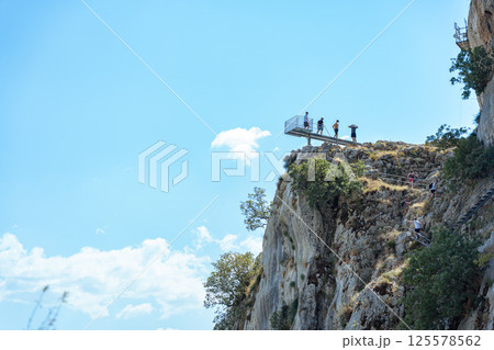Touristes profitant d'une vue panoramique du lac de Bovilla en Albanie Touristes profitant d'une vue panoramique du lac de Bovilla en Albanie 125578562