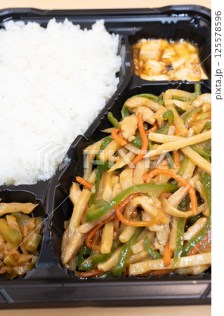 美味しい青椒肉絲の中華弁当 125578596