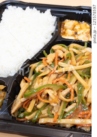 美味しい青椒肉絲の中華弁当 125578597