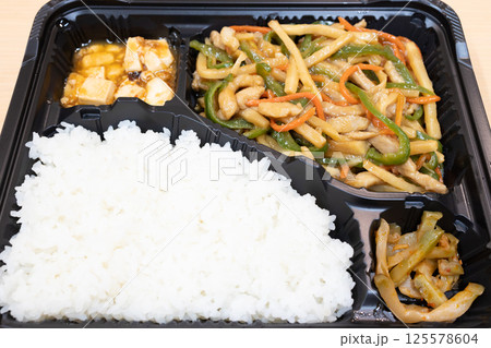 美味しい青椒肉絲の中華弁当 125578604