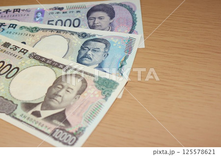机に置かれた紙幣 125578621