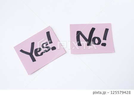 英語でイエス ノーと書かれたピンク色のカード二枚 英語でイエス ノーと書かれたピンク色のカード二枚 125579428