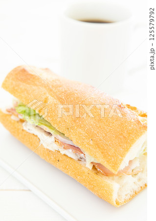 おいしいチキンとベーコンのパリジャンサンドとホットコーヒーのモーニング おいしいチキンとベーコンのパリジャンサンドとホットコーヒーのモーニング 125579792