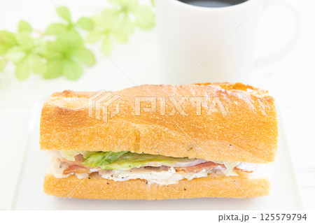 おいしいチキンとベーコンのパリジャンサンドとホットコーヒーのモーニング おいしいチキンとベーコンのパリジャンサンドとホットコーヒーのモーニング 125579794