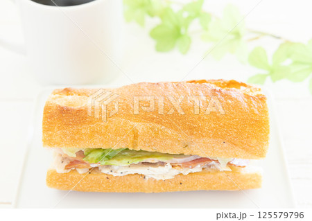 おいしいチキンとベーコンのパリジャンサンドとホットコーヒーのモーニング おいしいチキンとベーコンのパリジャンサンドとホットコーヒーのモーニング 125579796