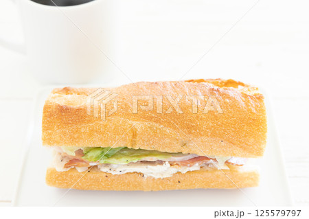 おいしいチキンとベーコンのパリジャンサンドとホットコーヒーのモーニング 125579797