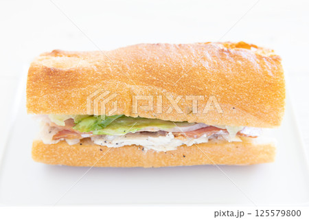 おいしいチキンとベーコンのパリジャンサンド 125579800