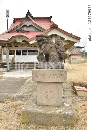春の北海道函館市で根崎川濯神社境内の風景を撮影 125579983