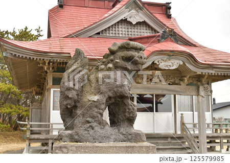 春の北海道函館市で根崎川濯神社境内の風景を撮影 125579985