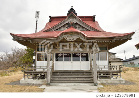 春の北海道函館市で根崎川濯神社境内の風景を撮影 春の北海道函館市で根崎川濯神社境内の風景を撮影 125579991