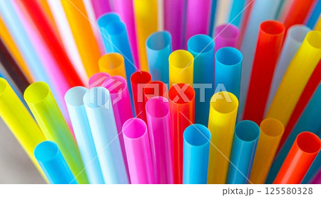 カラフルに並ぶポップなプラスチックストロー1 125580328
