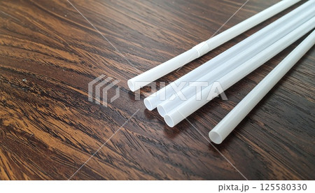白いプラスチックストロー 125580330