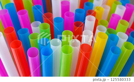 カラフルに並ぶポップなプラスチックストロー2 125580333