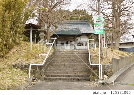 春の北海道函館市で志海苔八幡神社境内の風景を撮影 春の北海道函館市で志海苔八幡神社境内の風景を撮影 125581090