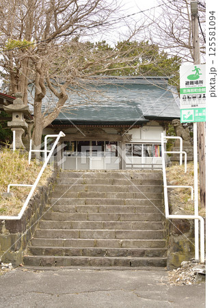 春の北海道函館市で志海苔八幡神社境内の風景を撮影 春の北海道函館市で志海苔八幡神社境内の風景を撮影 125581094
