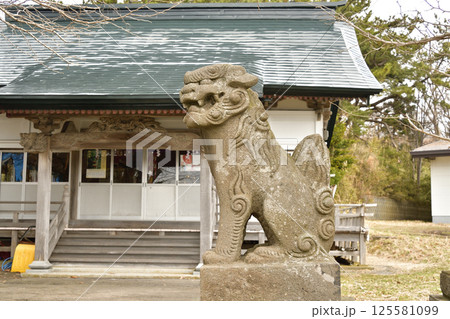 春の北海道函館市で志海苔八幡神社境内の風景を撮影 125581099