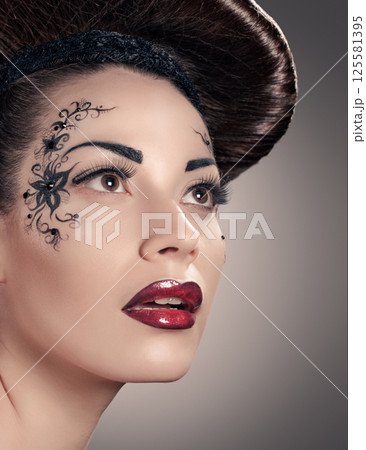 face woman with disc hairstyle 125581395