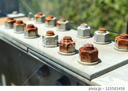 錆びた古いボルトネジ 125581458