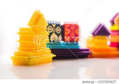 The educational children's construction set consists of multicolored pieces that easily connect with each other. The rich colors of the play-constructor create a positive visual impression. 125581627