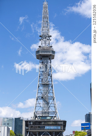青空に映えるテレビ塔 125582036