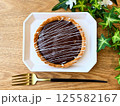 真上から見たお皿に乗ったチョコレートタルト 125582167