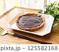 斜めから見たお皿に乗ったチョコレートタルト 125582168