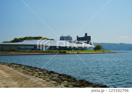 島根県松江市の宍道湖と湖畔の街並み 島根県松江市の宍道湖と湖畔の街並み 125582706
