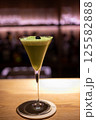 バーのテーブルに置かれたカクテル 125582888