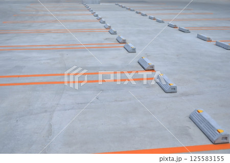 コンクリート舗装の駐車場 125583155