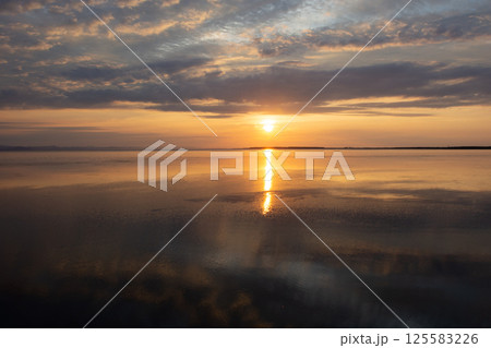 夕暮れの湖に反射する夕陽 サロマ湖 夕暮れの湖に反射する夕陽 サロマ湖 125583226